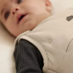 SnuzPouch Saco de dormir 0-6 meses Tog 0.5 - Sand Cloud