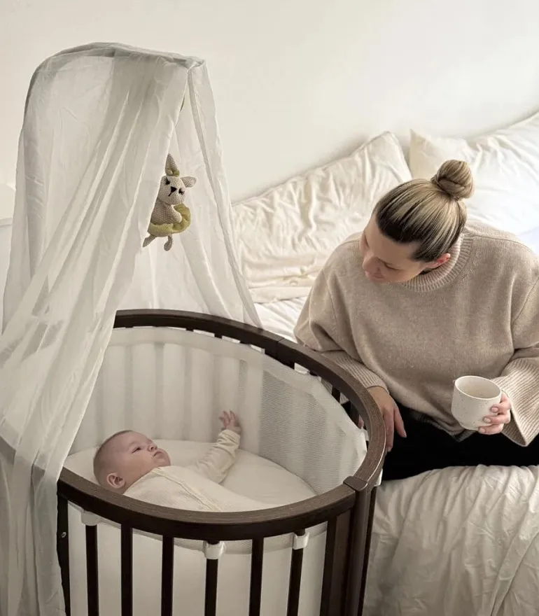 Stokke Sleepi Mini Berço + Extensão + Colchões + Lençóis - Warm Brown